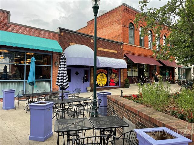 downtown hendersonville restaurant with outdoor seating