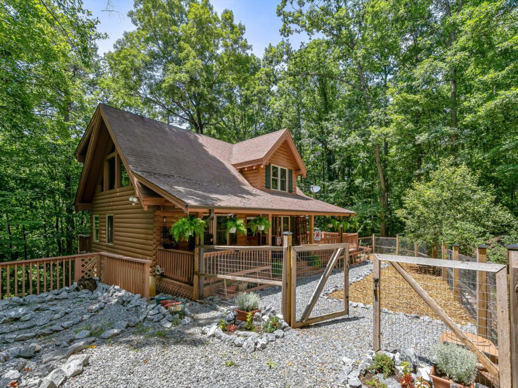 fenced cabin for sale in gated community in North Carolina