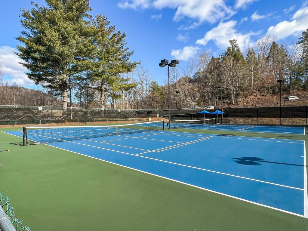 Rumbling Bald resort tennis courts