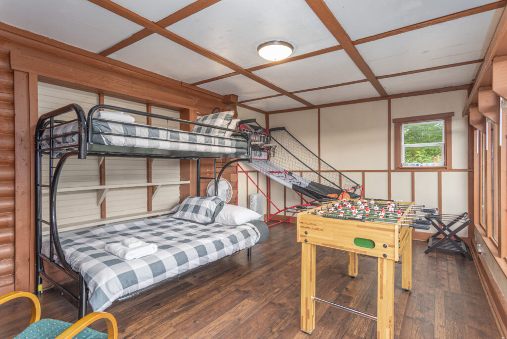 kids room in cabin for sale