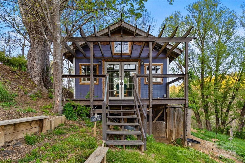 Bend of Ivy Lodge in Western North Carolina is for sale, The Art Studio